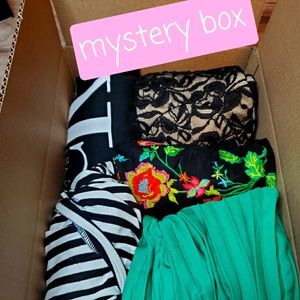 Mystery box - 4 dress & 1 onepiece / jumpsuit - M